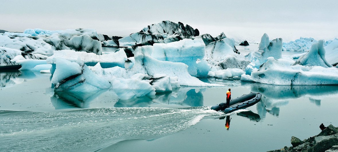 تالاب یخچالی جوکولسارلون در ایسلند به طور طبیعی از آب ذوب شده یخبندان تشکیل شده است و دائماً در حال رشد است در حالی که بلوک‌های بزرگ یخ از یک یخچال در حال کوچک شدن خرد می‌شوند.