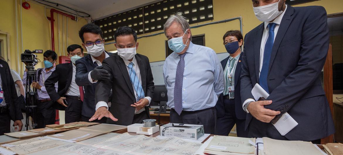 آنتونیو گوترش، دبیرکل سازمان ملل، اسنادی را مشاهده می‌کند که توسط آرشیو موزه نسل‌کشی توول اسلنگ در پنوم پن، کامبوج، محل زندان امنیتی S-21 بدنام خمرهای سرخ نگهداری می‌شود.