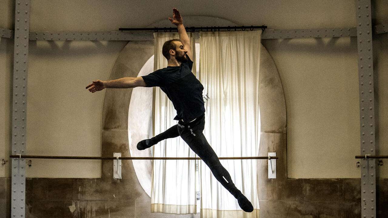 درام اپرای پاریس در حالی که رقصنده شورشی به دنبال "آزادی حرفه ای" استعفا می دهد