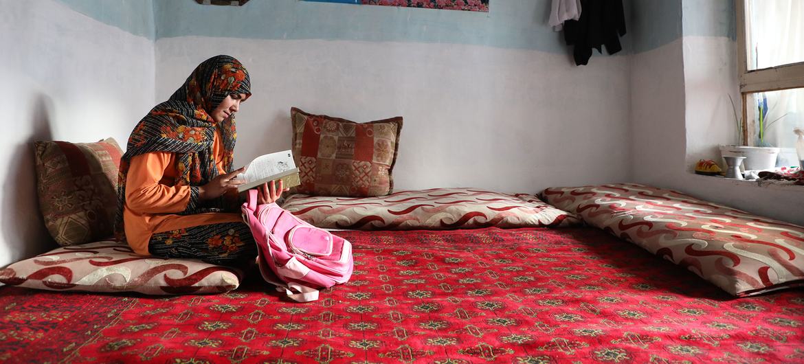 پس از اعلام طالبان مبنی بر بازگشایی مدارس برای دختران افغان در صنف 7 تا 12، یک دختر سیزده ساله در کابل در خانه درس می خواند.