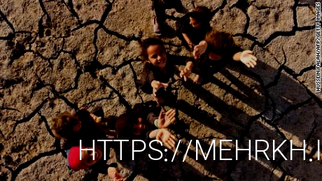 کودکان روز سه شنبه بر روی بستر خشک شده باتلاق های جنوبی چیبیش در استان ذی قار در عراق عکس هوایی می گیرند.